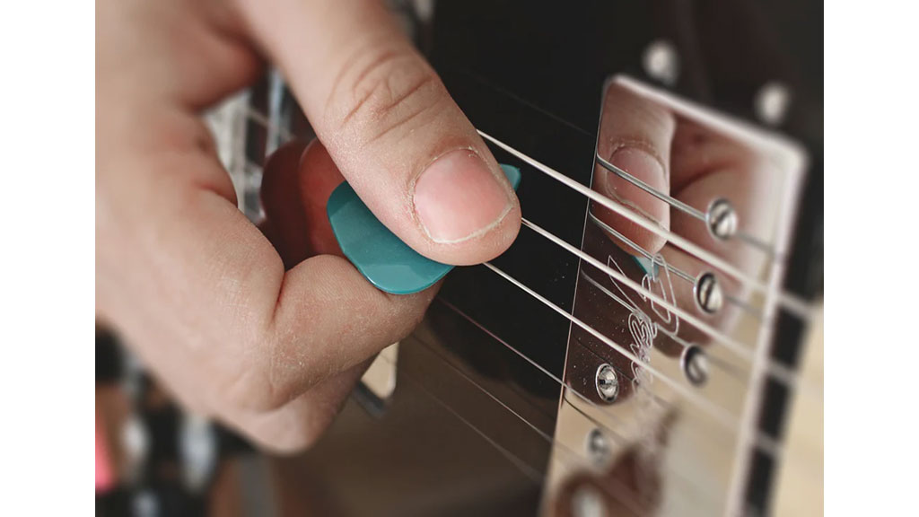 ۸ راه برای کاهش صدای برخورد پیک با سیم گیتار