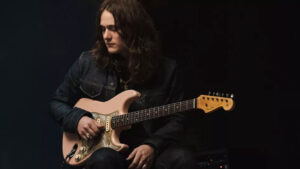 گیتار الکتریک فندر Limited Edition Tyler Bryant Pinky Stratocaster Relic