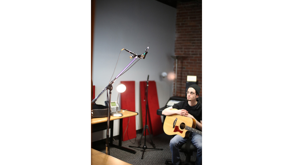 استفاده از صدای اتاق در میکروفون‌گذاری گیتار آکوستیک