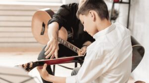 چگونه توازنی مناسب بین دروس مدرسه و یادگیری گیتار برقرار کنیم