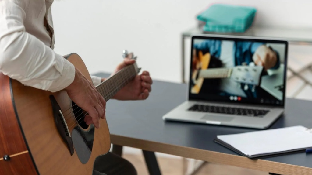 ۱۱ راهنمایی مهم برای یادگیری گیتار در خانه