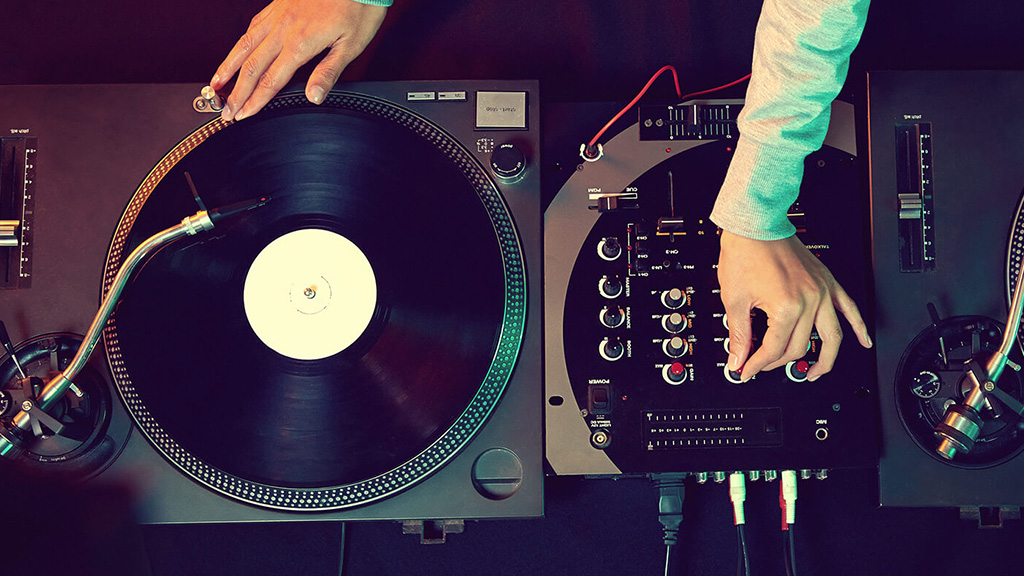راهنمای انتخاب یک ترن‌تیبل مناسب برای DJing