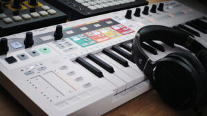 نقد و بررسی تخصصی میدی کنترلر آرتوریا KeyStep Pro