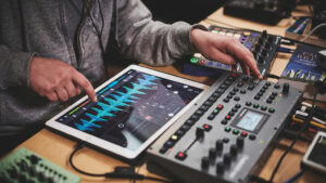 چگونه کارت صدای استودیویی خود را به آیفون و آیپد متصل کنیم