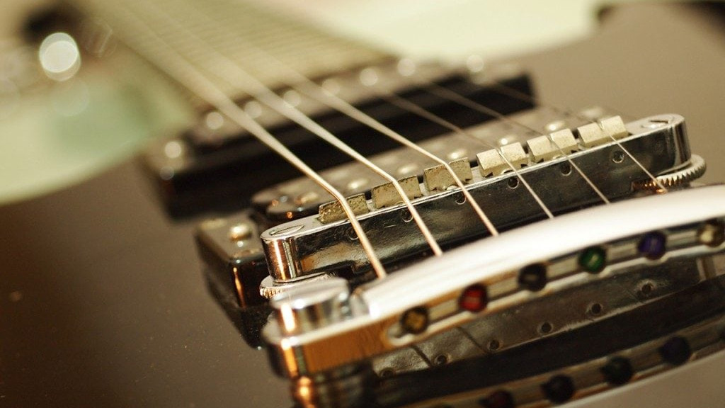 ۵ دلیل اصلی پاره شدن سیم گیتار