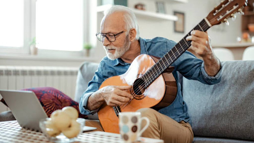 آیا یادگیری گیتار پس از پنجاه سالگی هم امکانپذیر است؟