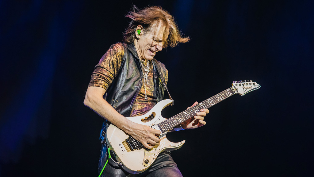 گیتار اول ۳۳ گیتاریست مشهور و داستان یادگیری گیتار توسط آنها