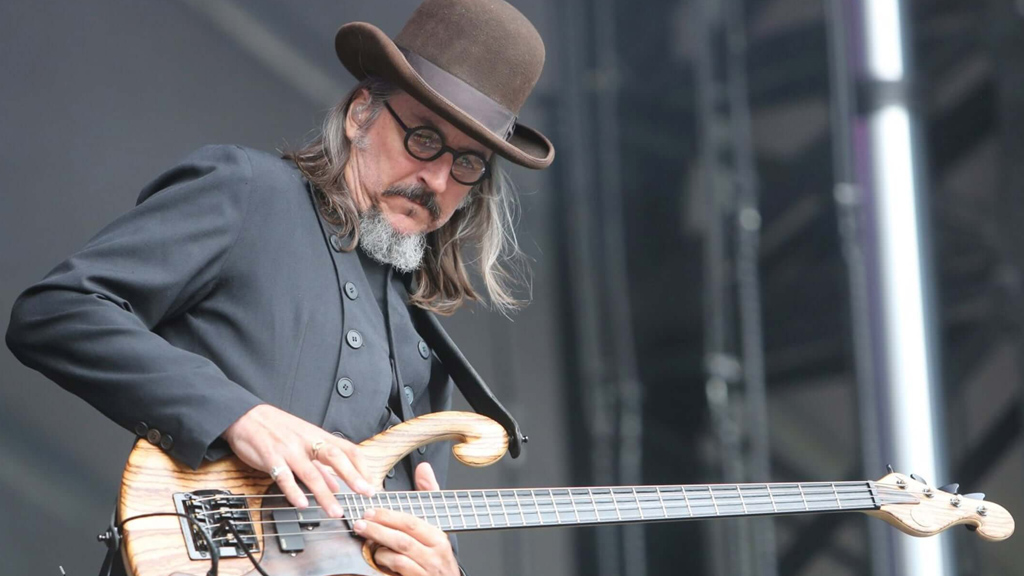 ۱۰ خواننده مشهور با مهارتی فوقالعاده در نوازندگی گیتار بیس